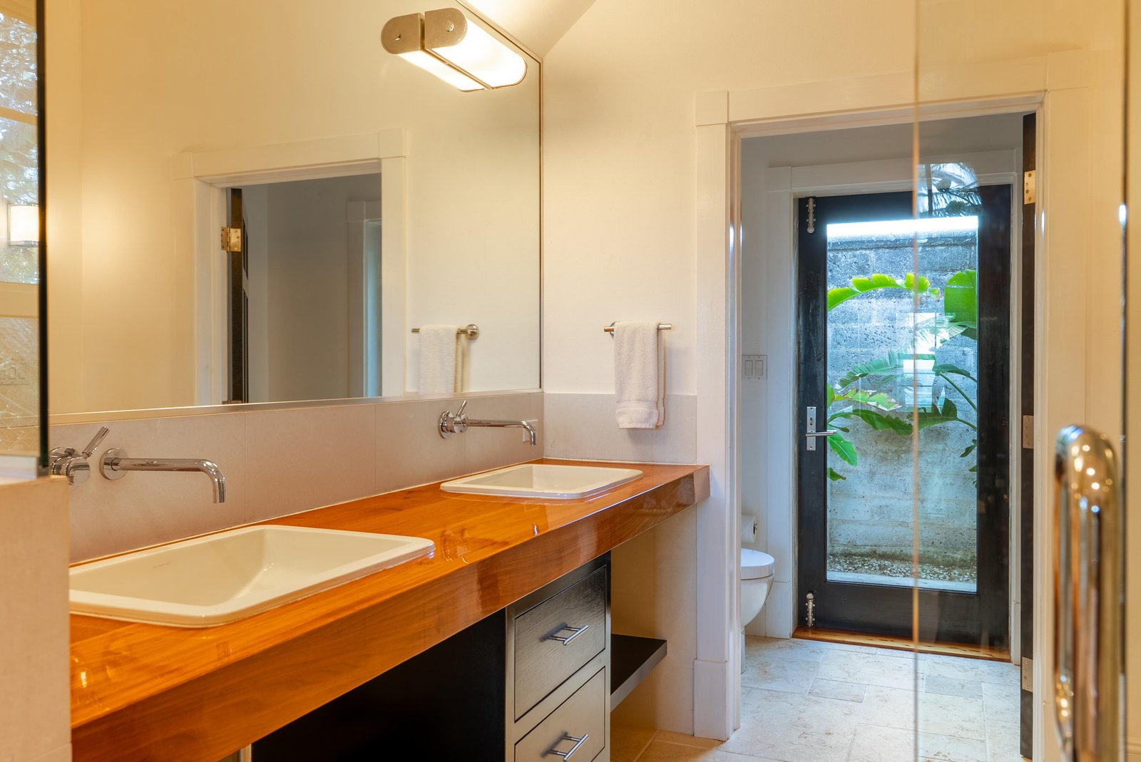 Luxury Beach-Front Executive Home - Main Bathroom & Outdoor Shower