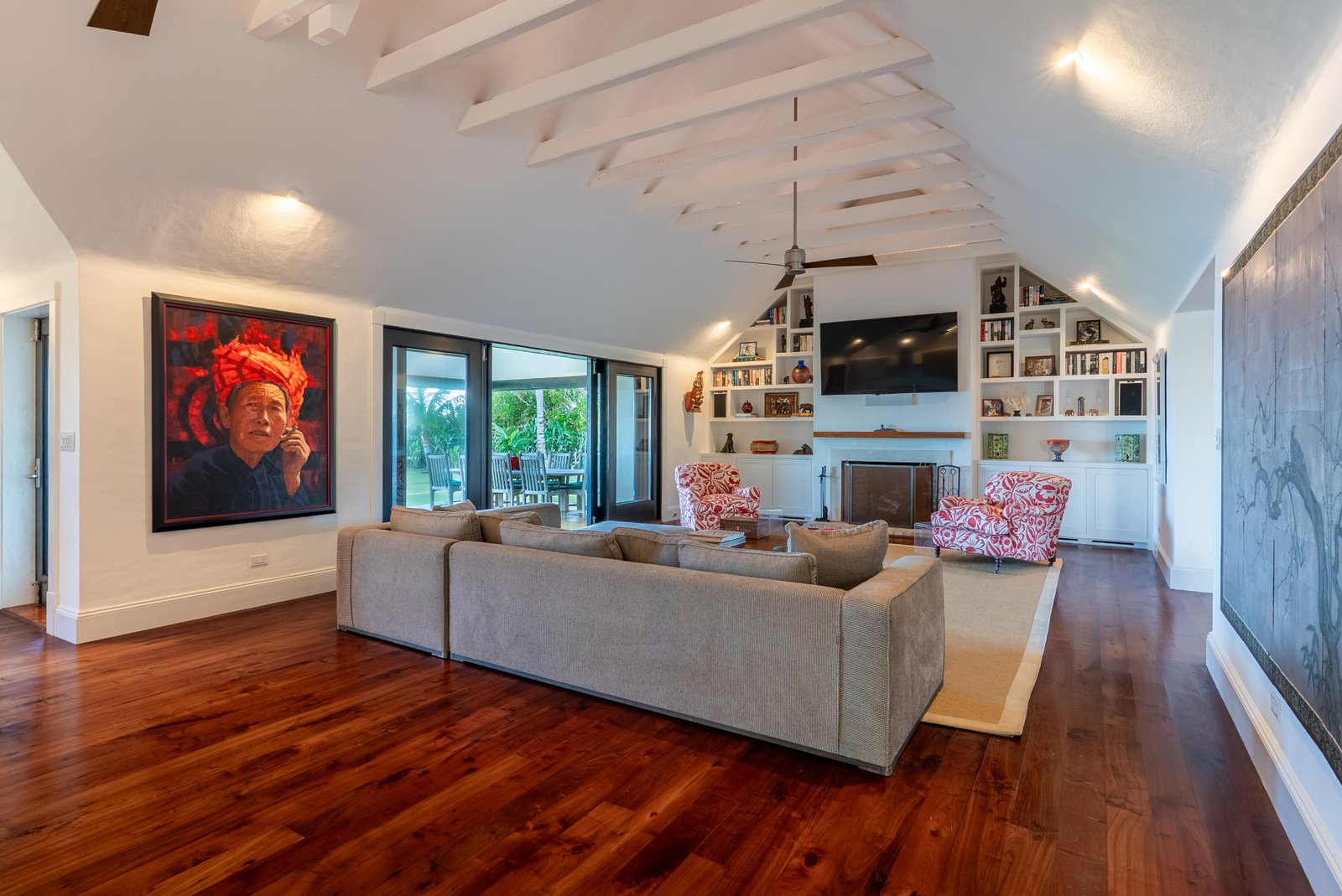 Luxury Beach-Front Executive Home - Living Room