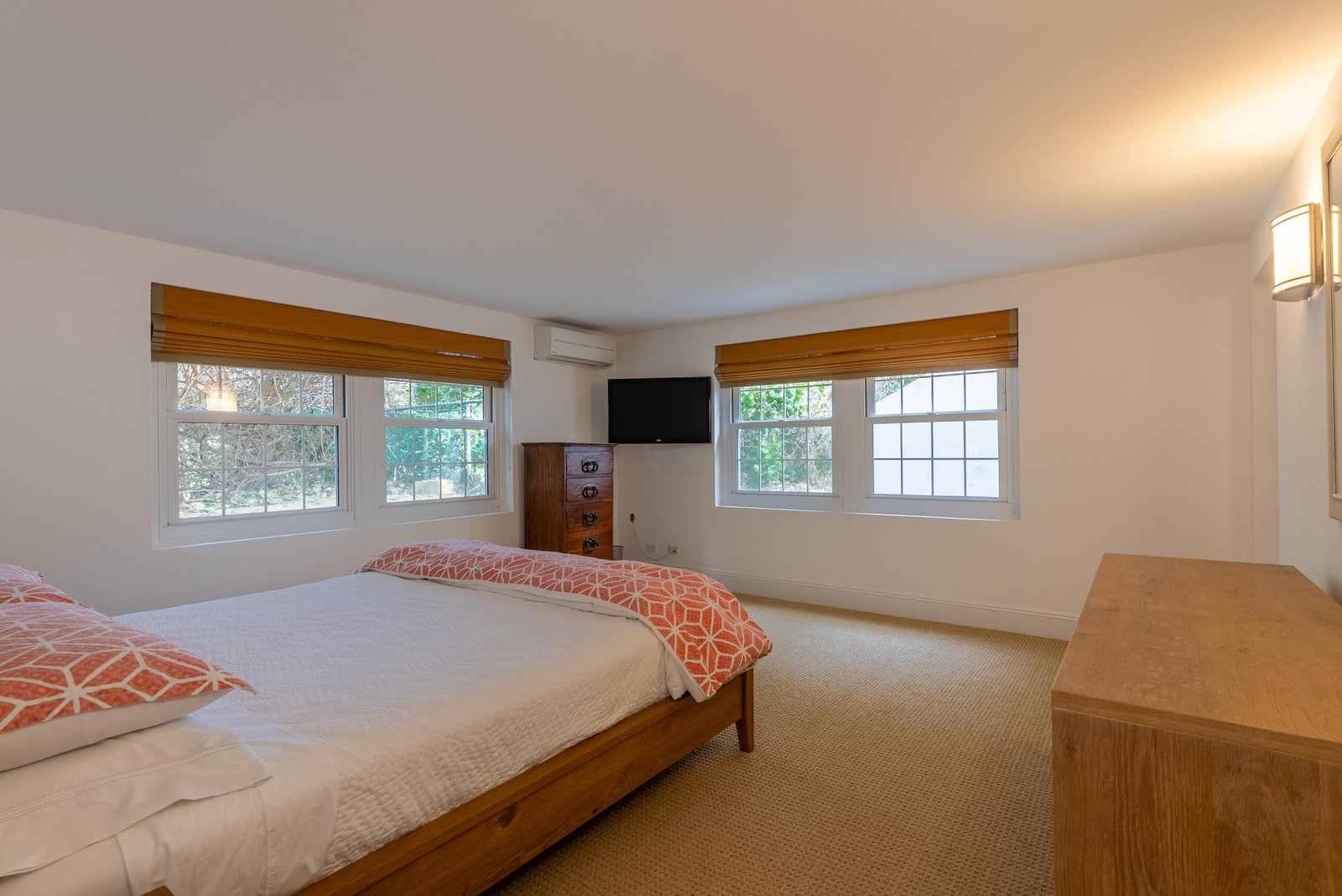 Luxury Beach-Front Executive Home - Cottage Bedroom 2