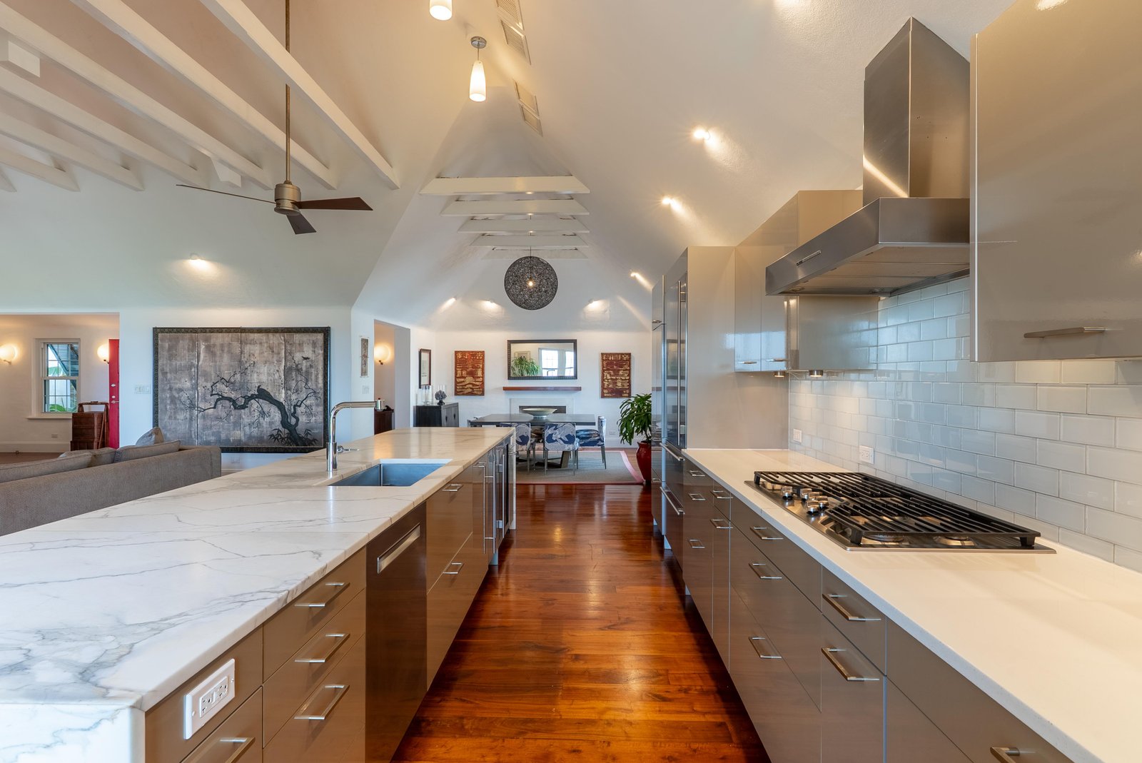 Luxury Beach-Front Executive Home - Kitchen